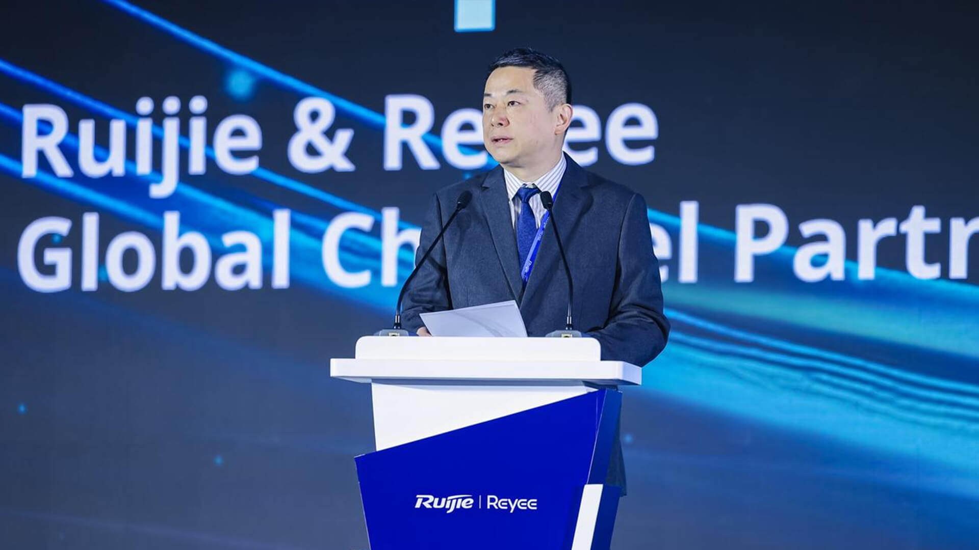 Zhongdong Liu speaking at the summit