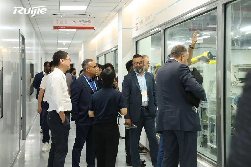 Partners Visiting and Exchanging Ideas in the Digital Intelligent Factory