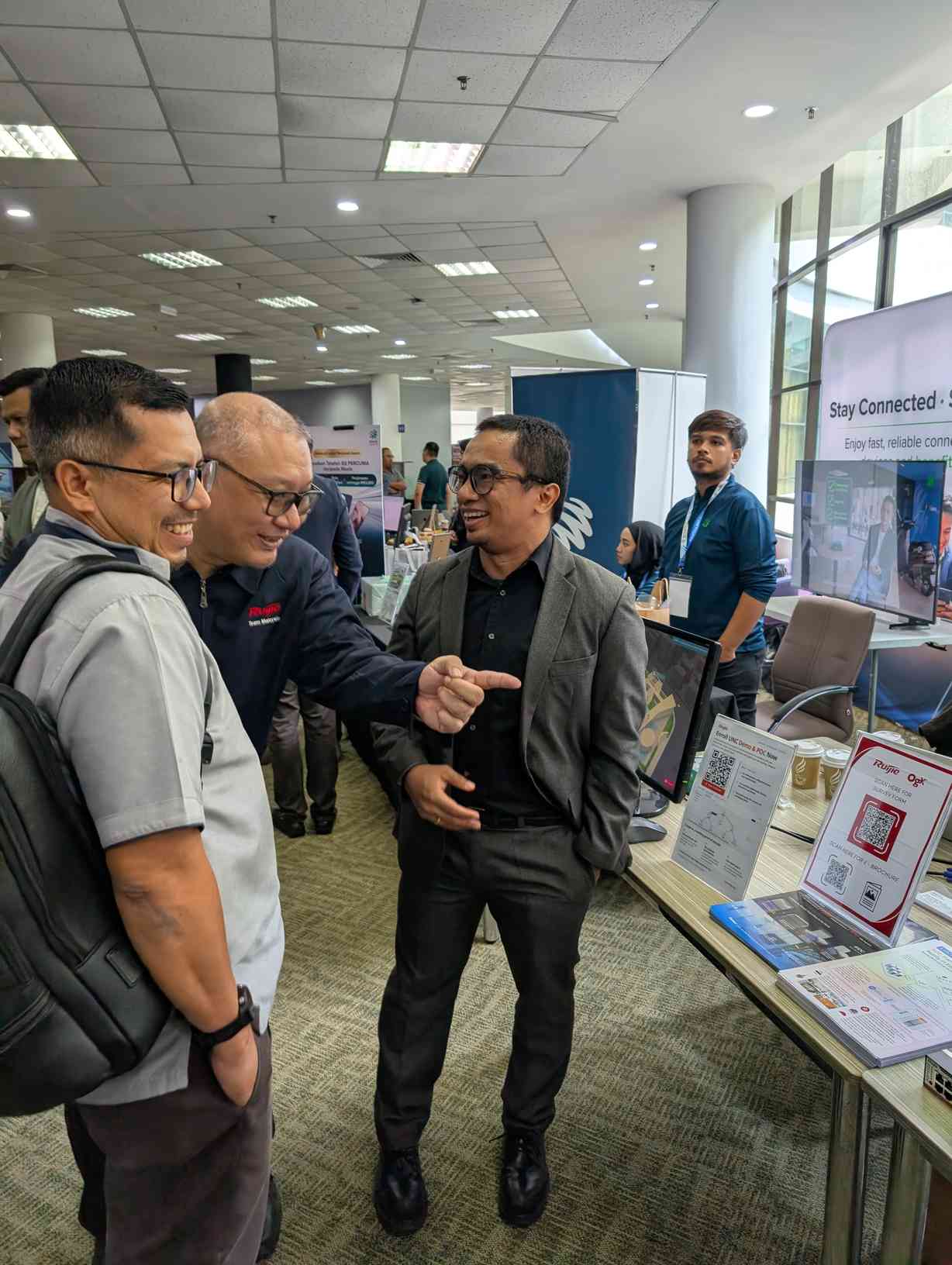 Ruijie Team Malaysia in discussion with university delegates at MAPITA