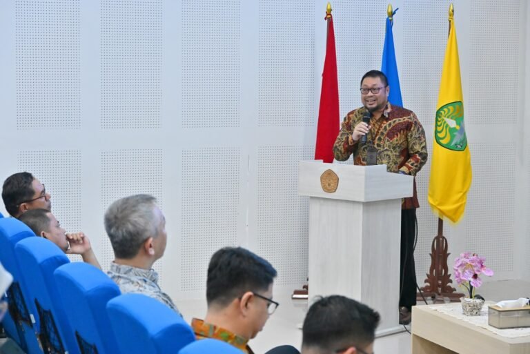 Dr. Ir. Sofyan Husein Siregar delivering opening remarks at UNRI