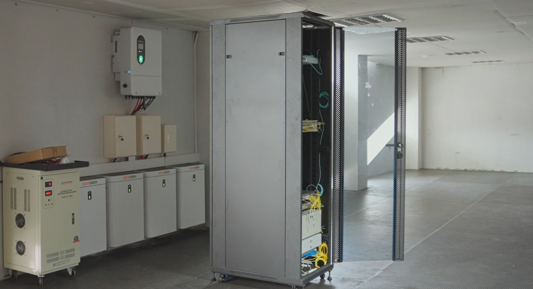 UNRI data center server rack with power backup