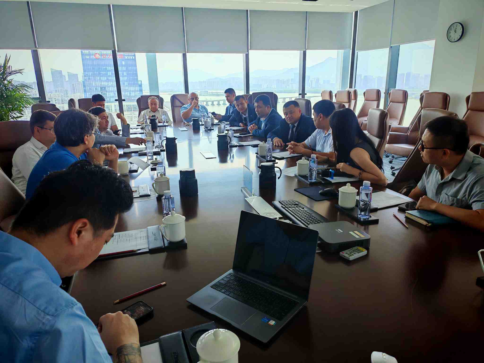 Delegation roundtable meeting with Ruijie EBG