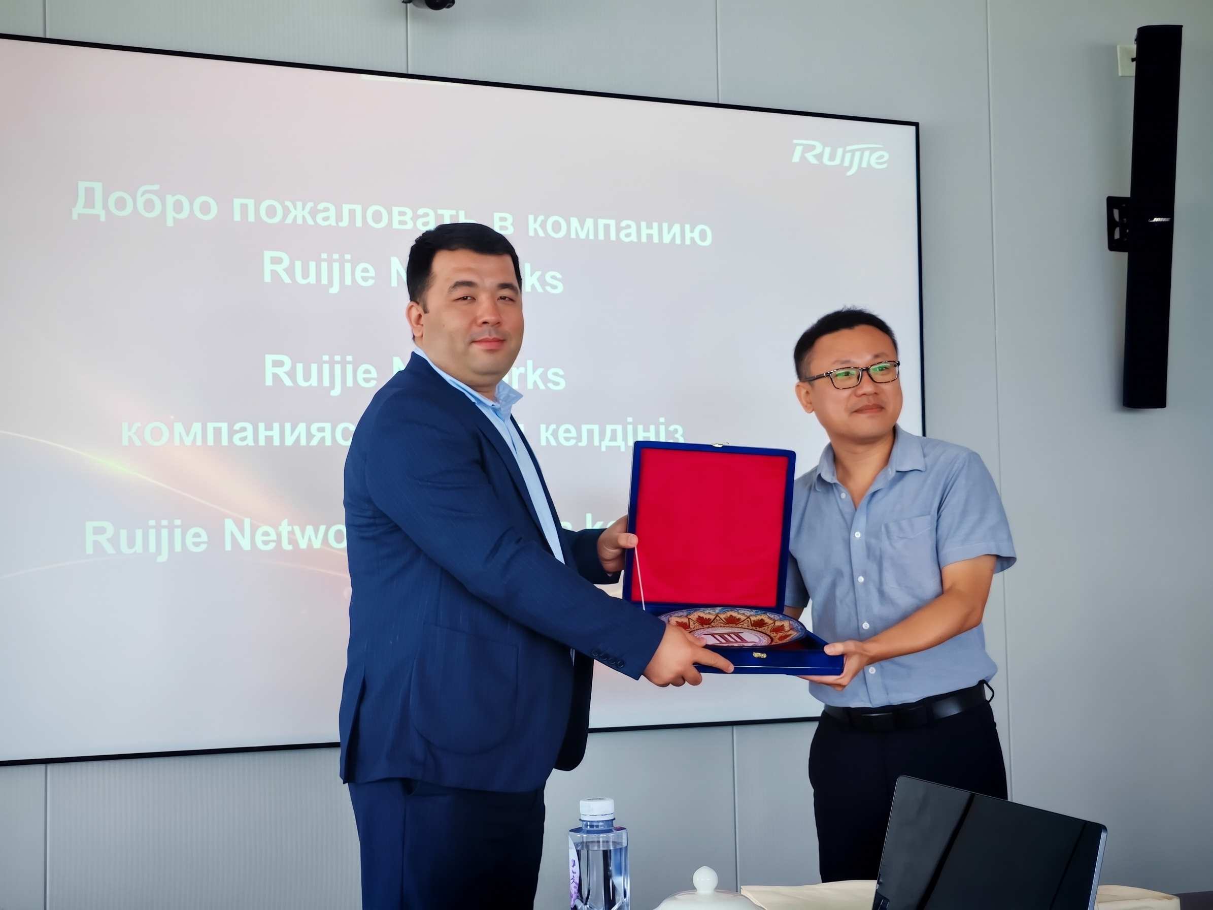 Delegation welcome gift exchange at Ruijie