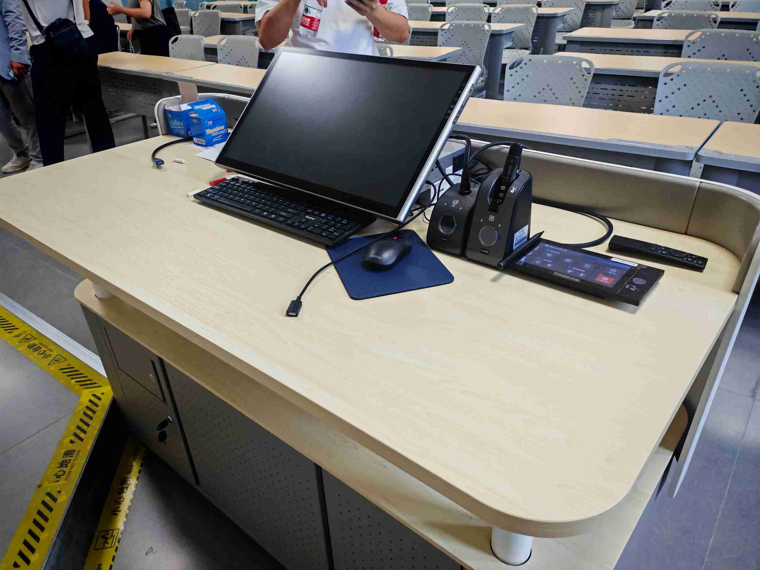 Smart classroom lectern equipment setup