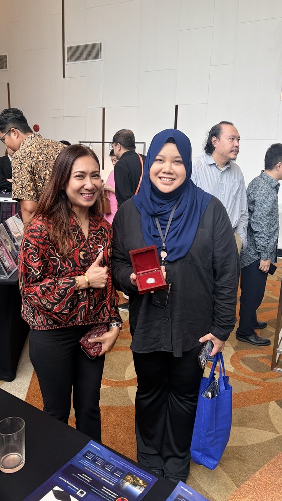 Lucky draw winner at the Ruijie and KH Datagate booth