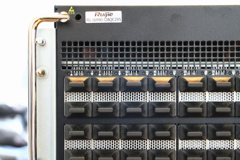 RG-S6990-128QC2XS 400GE data center switch front panel