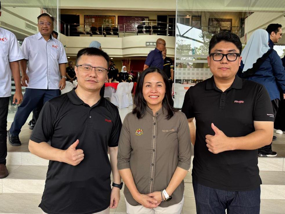 Ruijie team members with Deputy Minister Teo Nie Ching at USM