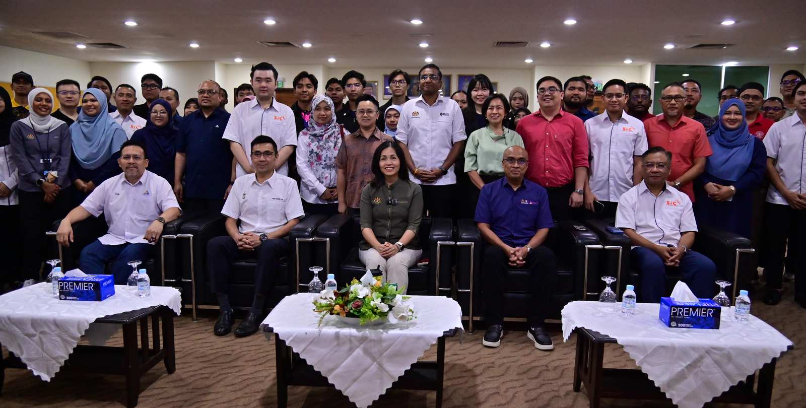 Deputy Minister Teo Nie Ching, MCMC representatives and USM and Ruijie teams at USM Engineering Campus
