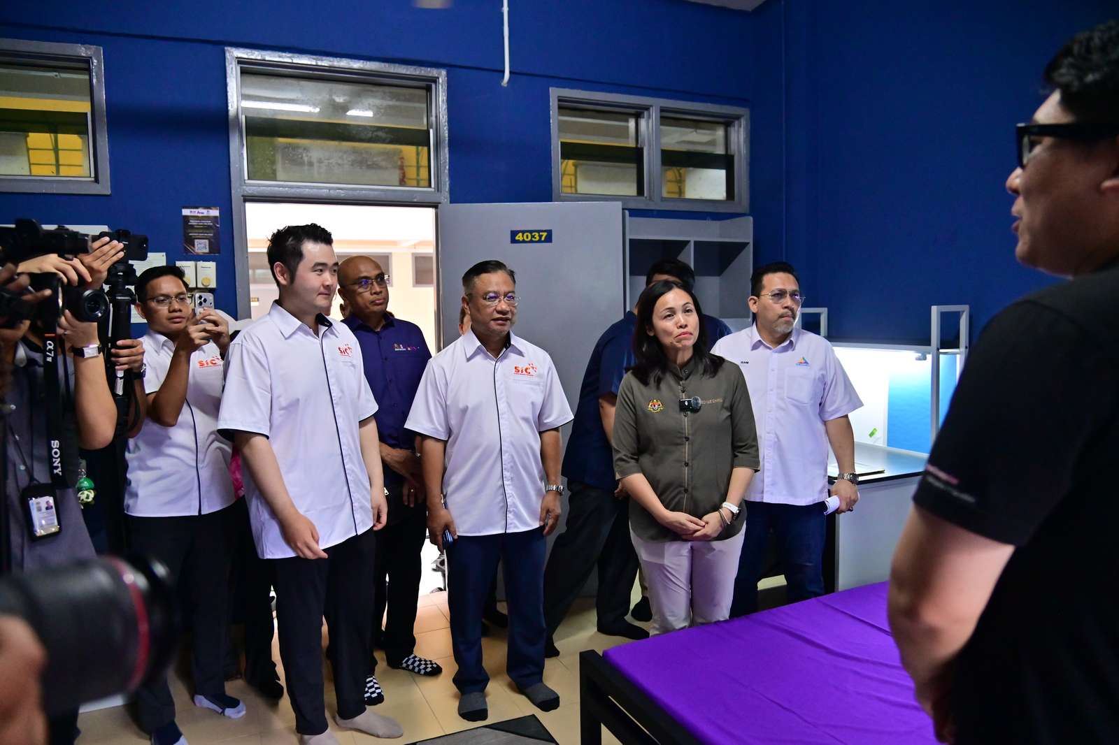 Deputy Minister Teo Nie Ching and officials touring a USM Wi-Fi upgrade room