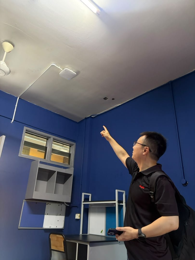 Ruijie team member explaining the USM Wi-Fi upgrade during the visit
