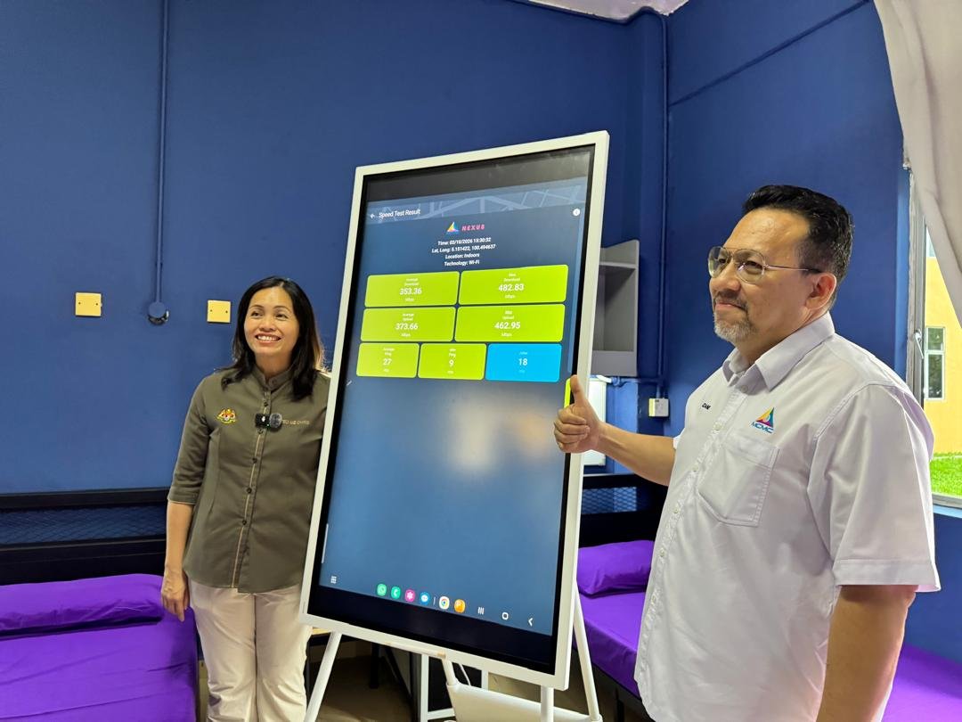 Deputy Minister Teo Nie Ching and an official at a USM Wi-Fi upgrade demonstration